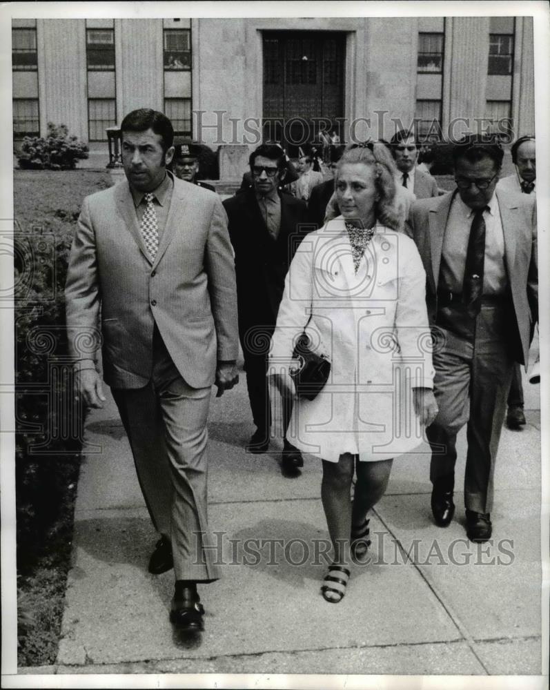 1970 Press Photo Nurse Rosemary Sasso with her lawyer, Atty Nicholas Castellano - Historic Images