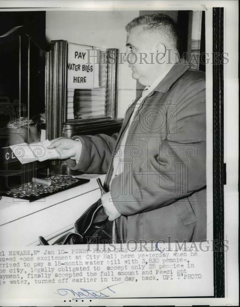 1962 Press Photo Peci paying his Water bill In Pennies - Historic Images