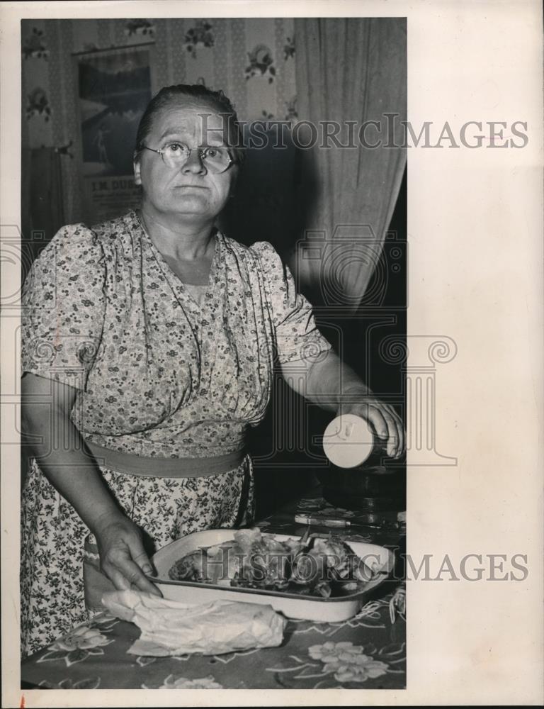 1950 Press Photo Mrs. Frank Peska Cooking in Kitchen - Historic Images