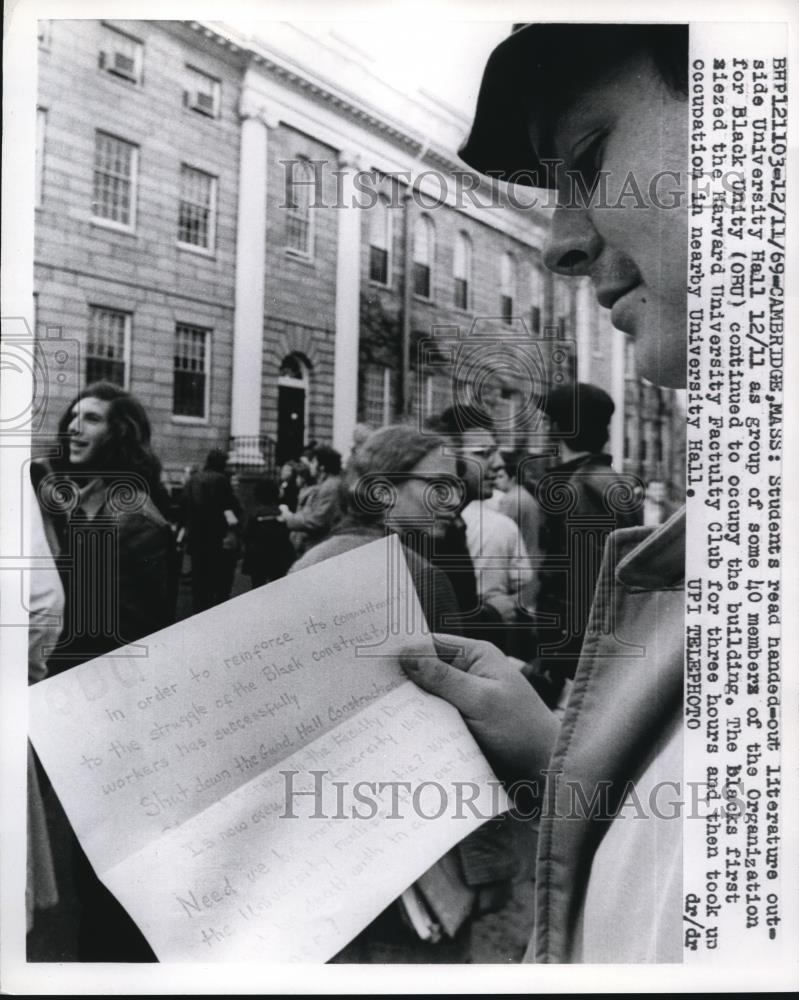 1969 Press Photo The handed out literature outside the University Hall - Historic Images