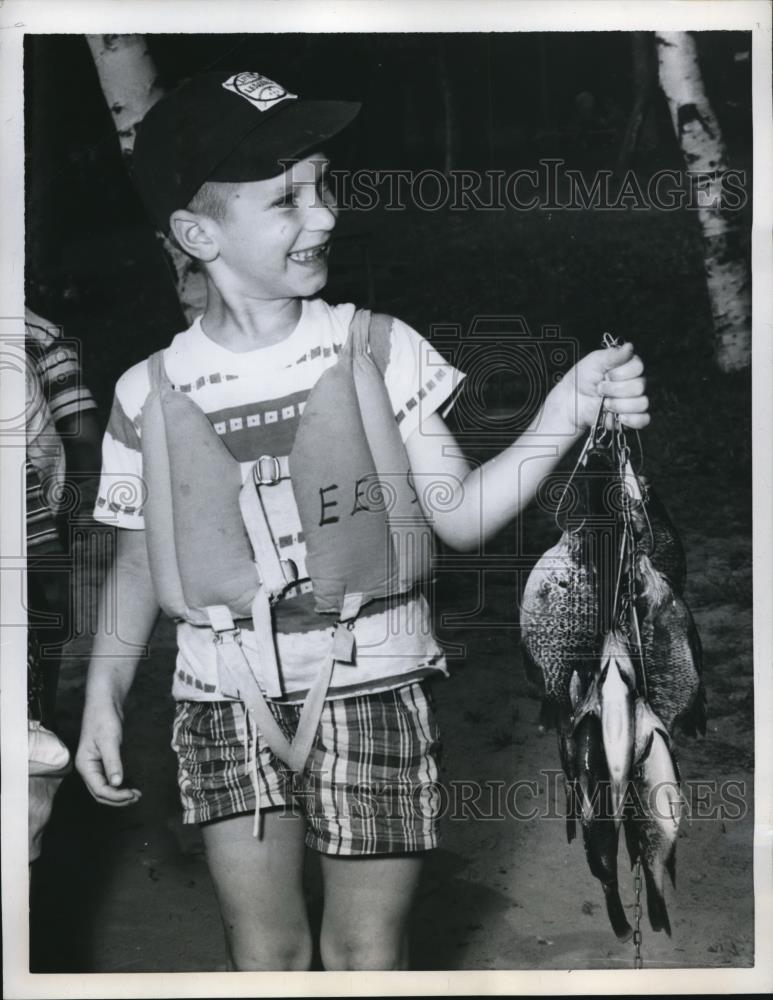 1958 Press Photo Eddie Seymour Fishing At Thousand Islands NY - Historic Images