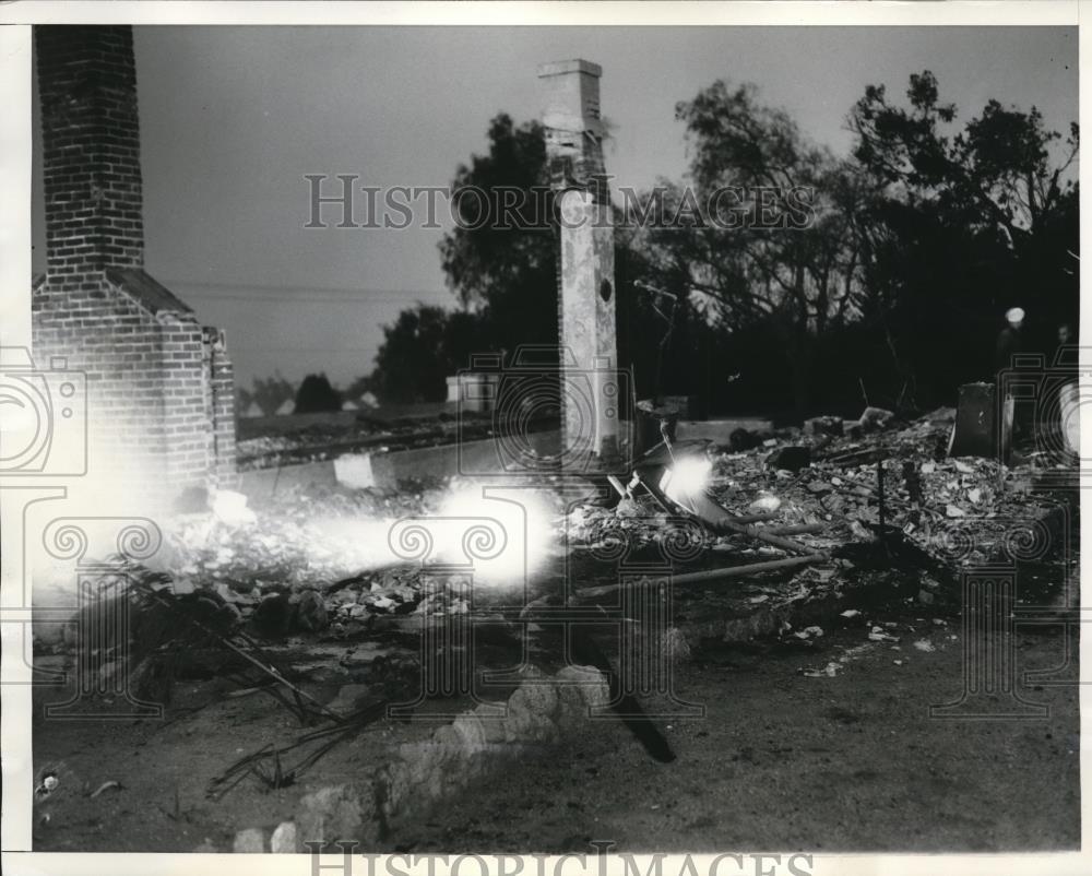 1935 Press Photo Altadena Calif homes destroyed by brush fires - Historic Images