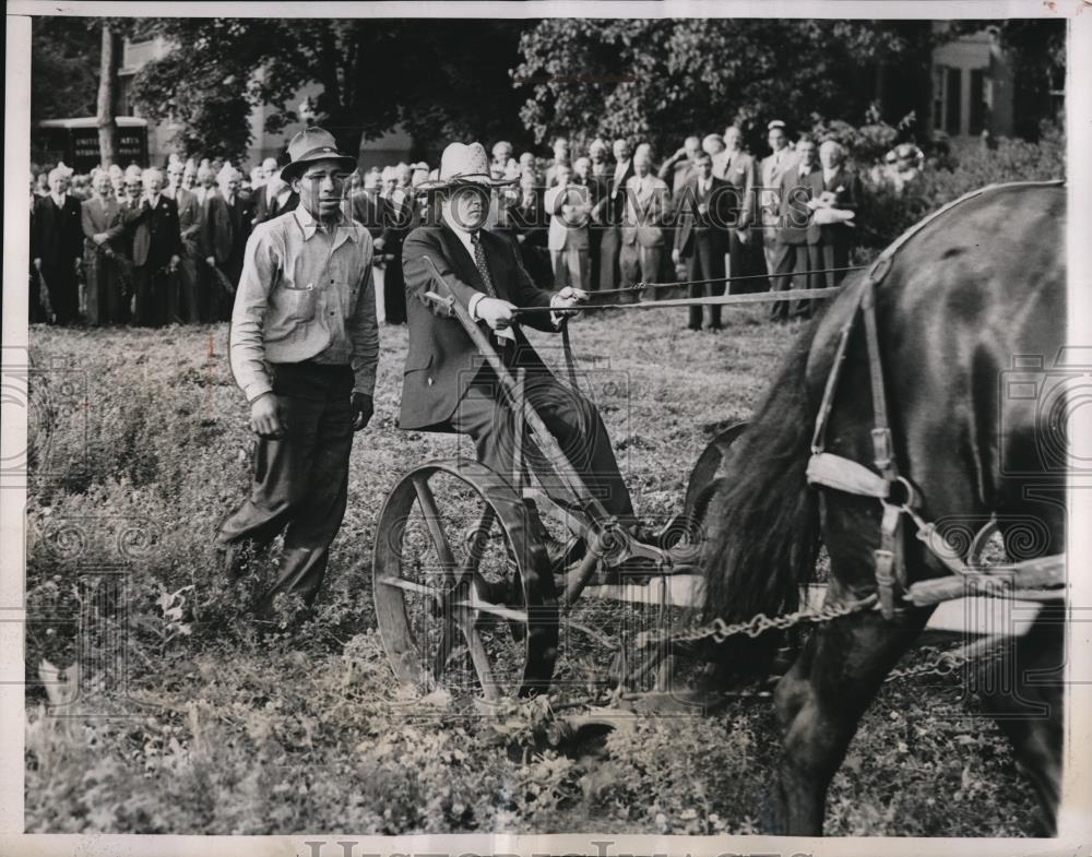 1938 Press Photo Representative Sam Rayburn mowing Alfalfa - Historic Images
