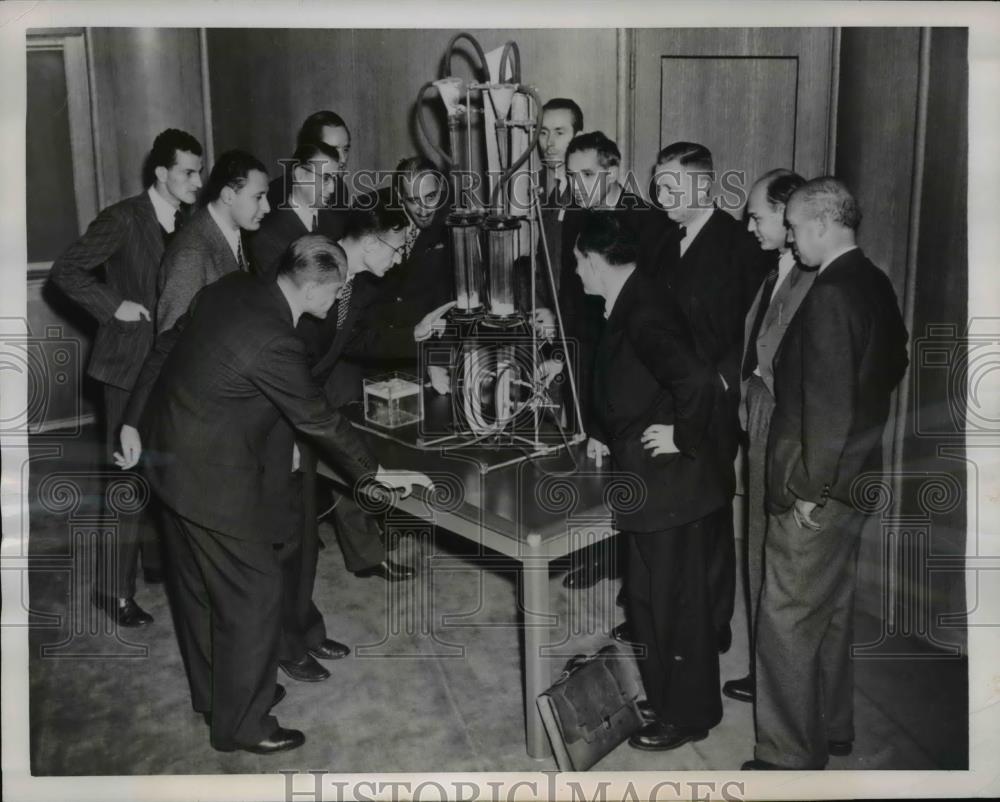 1950 Press Photo European scientist at the Research Lab of Standard Oil Dev.Comp - Historic Images