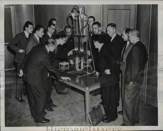 1950 Press Photo European scientist at the Research Lab of Standard Oil Dev.Comp - Historic Images