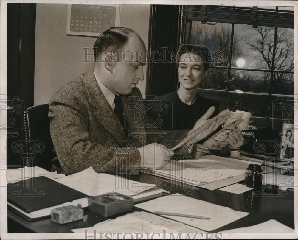 1941 Press Photo Mr. and Mrs. Ellis check the news clippings - Historic Images