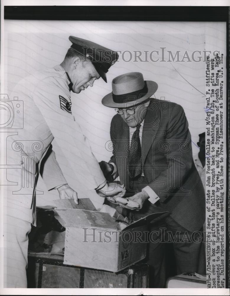 1953 Press Photo John Foster Dulles and Paul F Stifflemire look at box of gifts - Historic Images