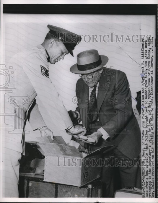 1953 Press Photo John Foster Dulles and Paul F Stifflemire look at box of gifts - Historic Images