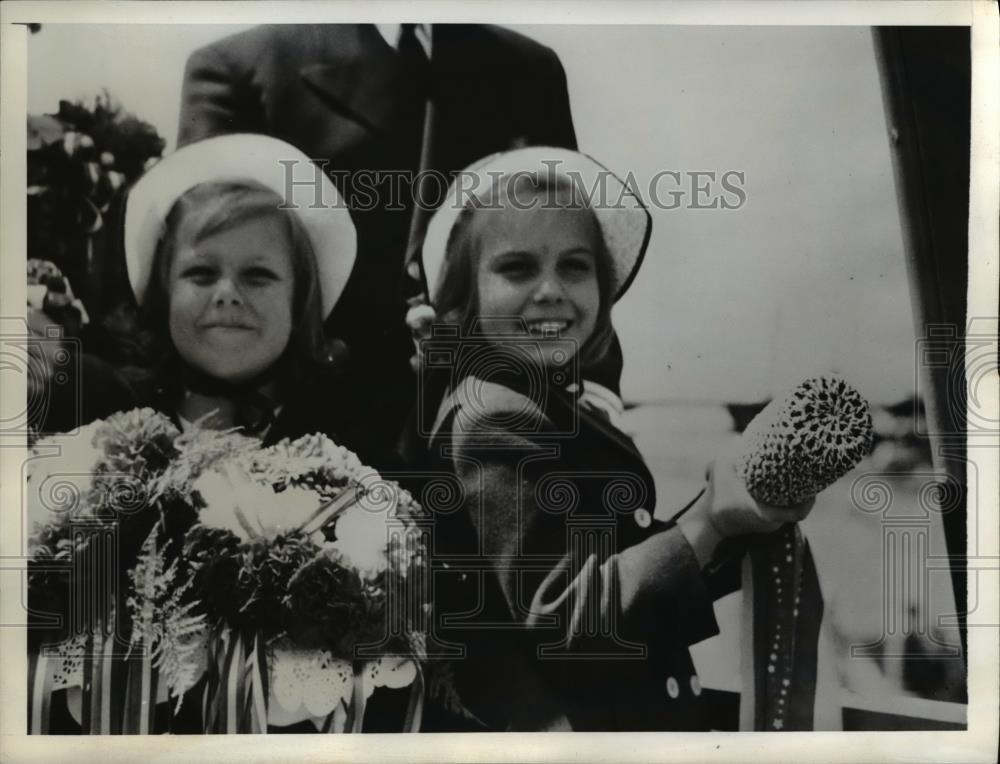 1942 Press Photo Carole Standish Waterman and her sister Garnet Ann - Historic Images