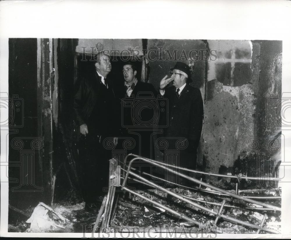 1970 Press Photo James Rhodes and John Burnworth after Fire - Historic Images