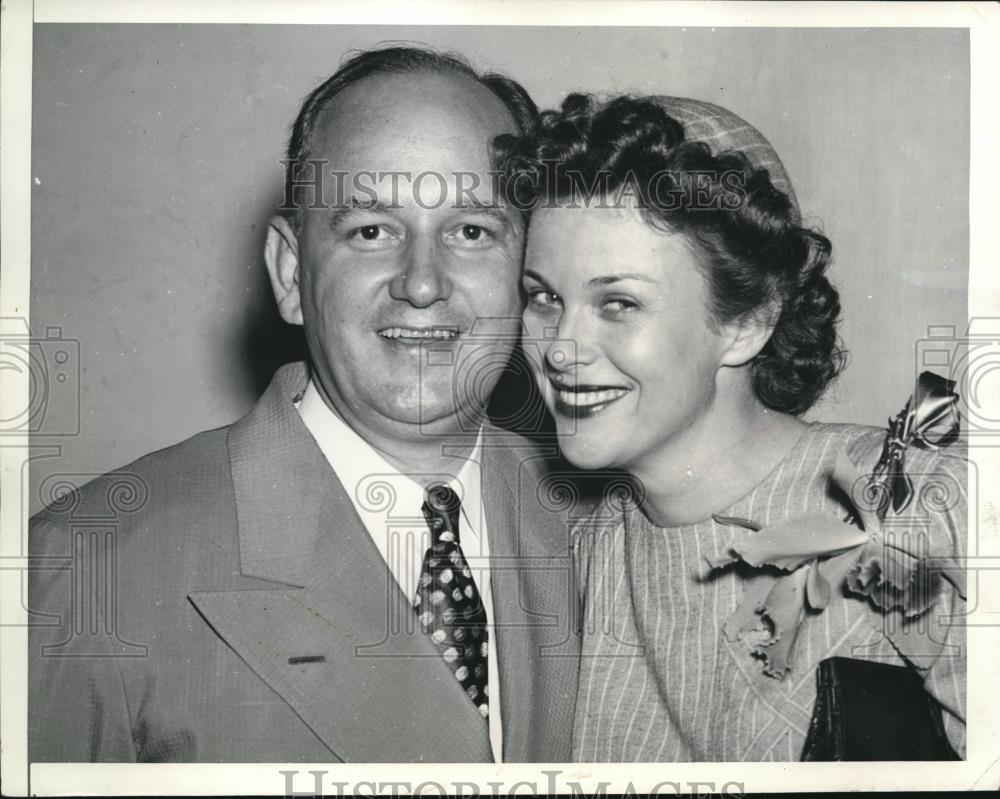 1942 Press Photo of Ellis Arnell and his wife. - Historic Images