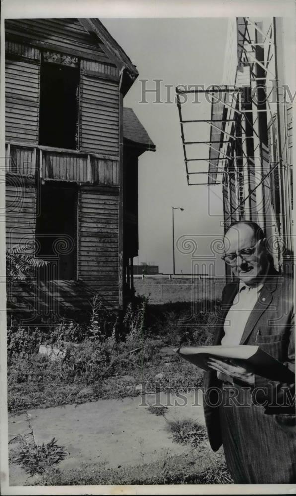 1966 Press Photo Charles Valore at Vandalized Home - Historic Images