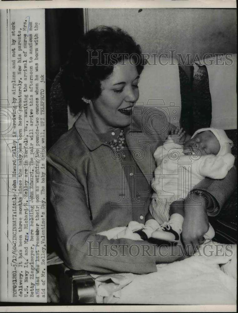 1960 Press Photo Mrs. Richard N. Zelley is holding her baby John Edward Zelley - Historic Images