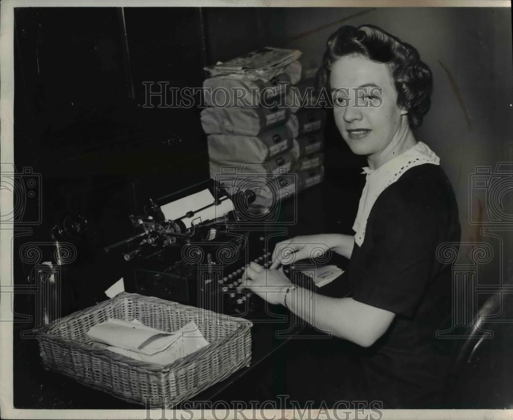 1947 Press Photo Miss Joan Purkis 24 year old Clerk of Belfairs - Historic Images