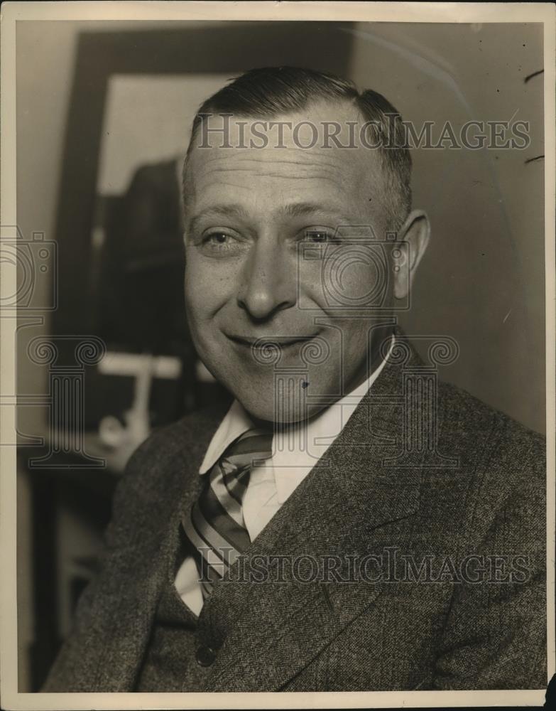 1928 Press Photo H.W. Young caught on a photo opportunity - Historic Images