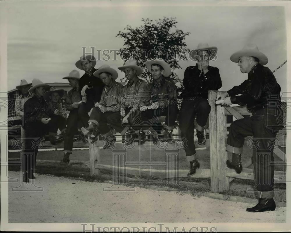 1940 Press Photo Mr and Mrs. John M. Simons and brothers at Kansas Fair - Historic Images