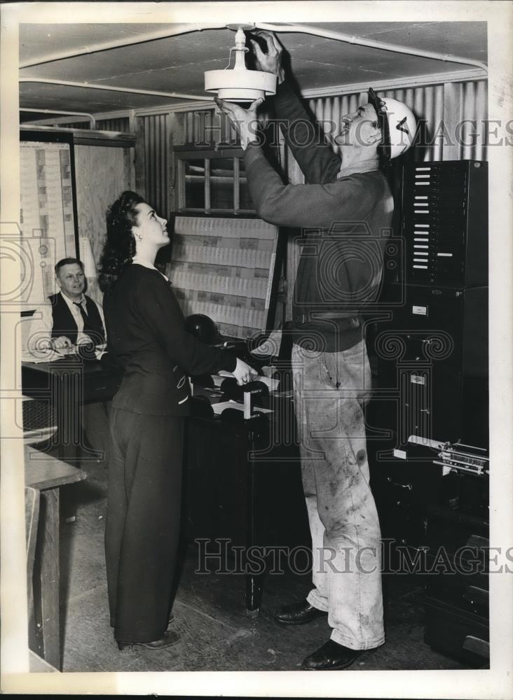1943 Press Photo Clem &quot;Tiny&quot; Erickson Seattle-Tacome shipyard with Jerry Carlson - Historic Images
