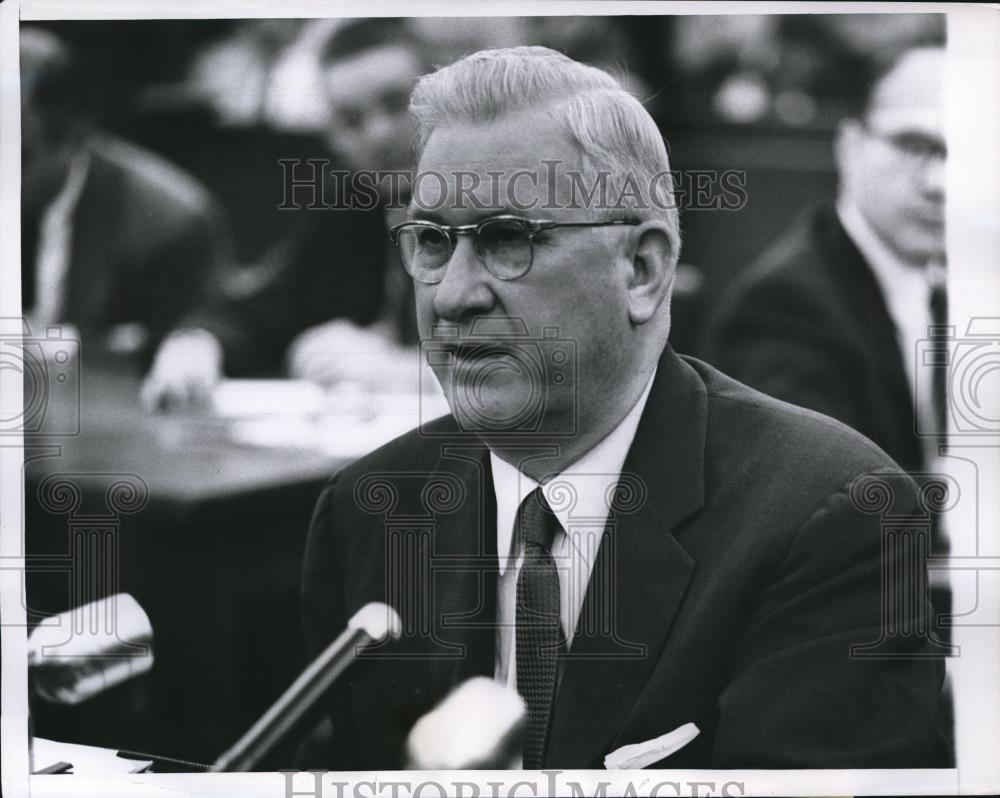 1956 Press Photo Illinois State Treasurer Warren Wright at Senate Banking Hearin - Historic Images