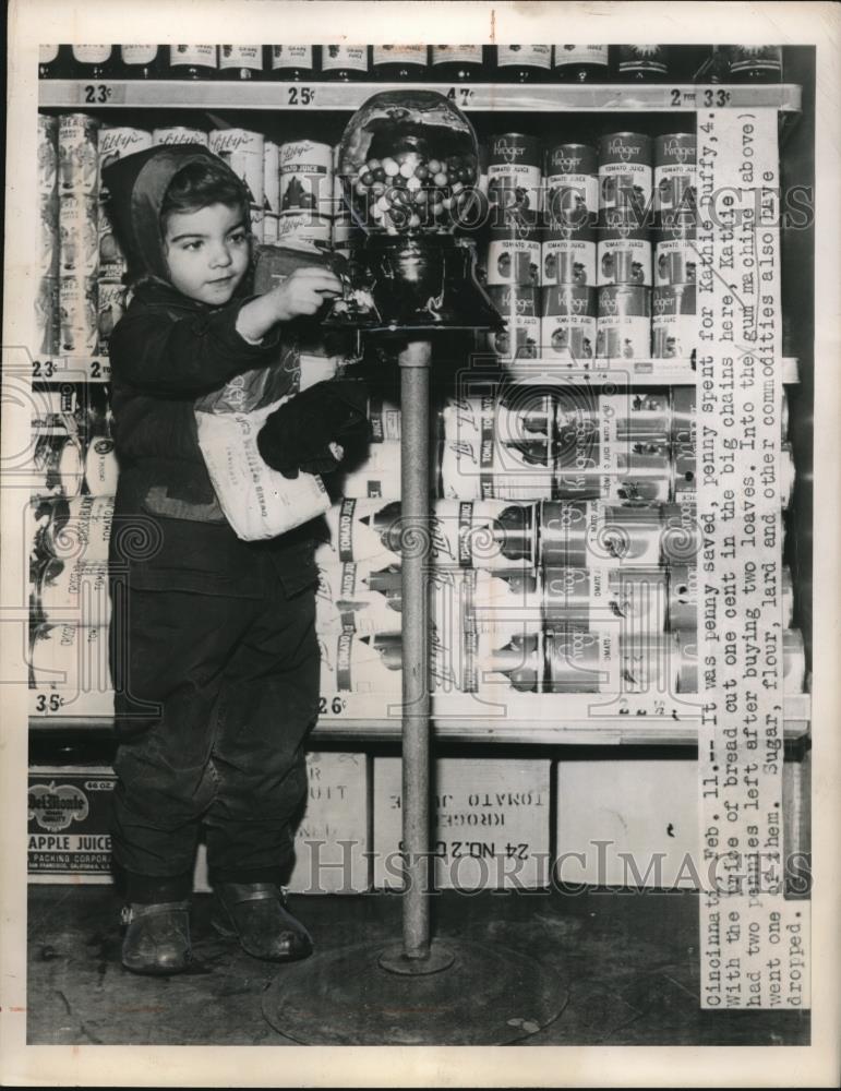 1948 Press Photo Little Kathy Duffy with the gum machine - Historic Images