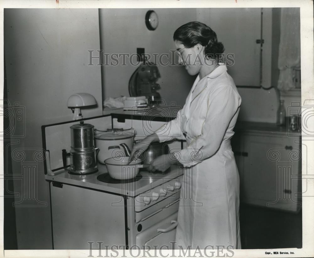 1939 Press Photo Housekeeper, Grace Demers doing the kitchen works - Historic Images