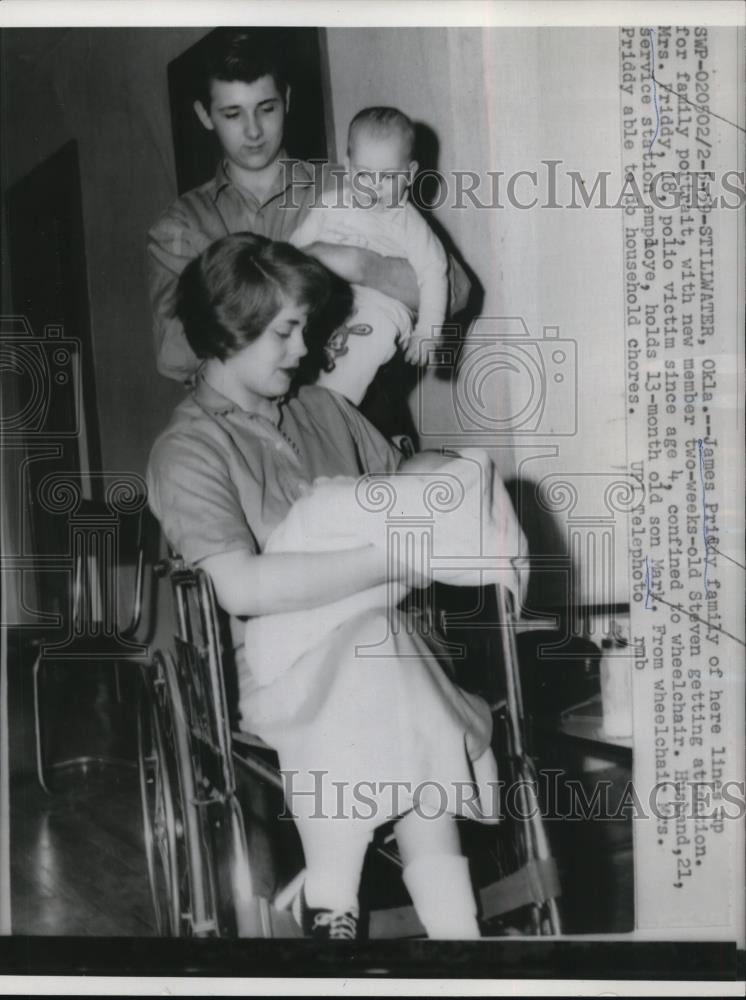 1959 Press Photo James Priddy and his wife with their children Steven and Mark - Historic Images