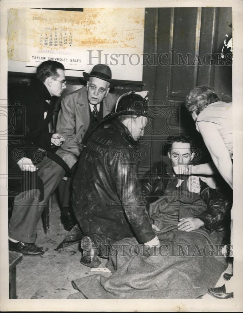 1952 Press Photo Fireman H.F. Norris of Holloway Treated after Injury in Blaze - Historic Images