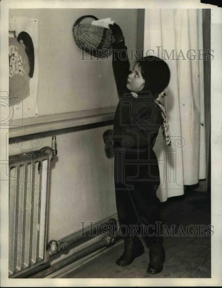 1933 Press Photo Nancy Salzanan putting Valentines in a school box - Historic Images