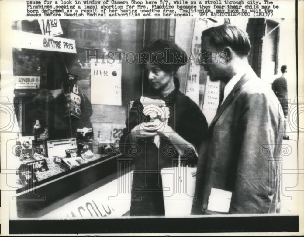 1962 Press Photo Mrs Robert Finkbins Look In Window Of Camera Shop - nee17336 - Historic Images