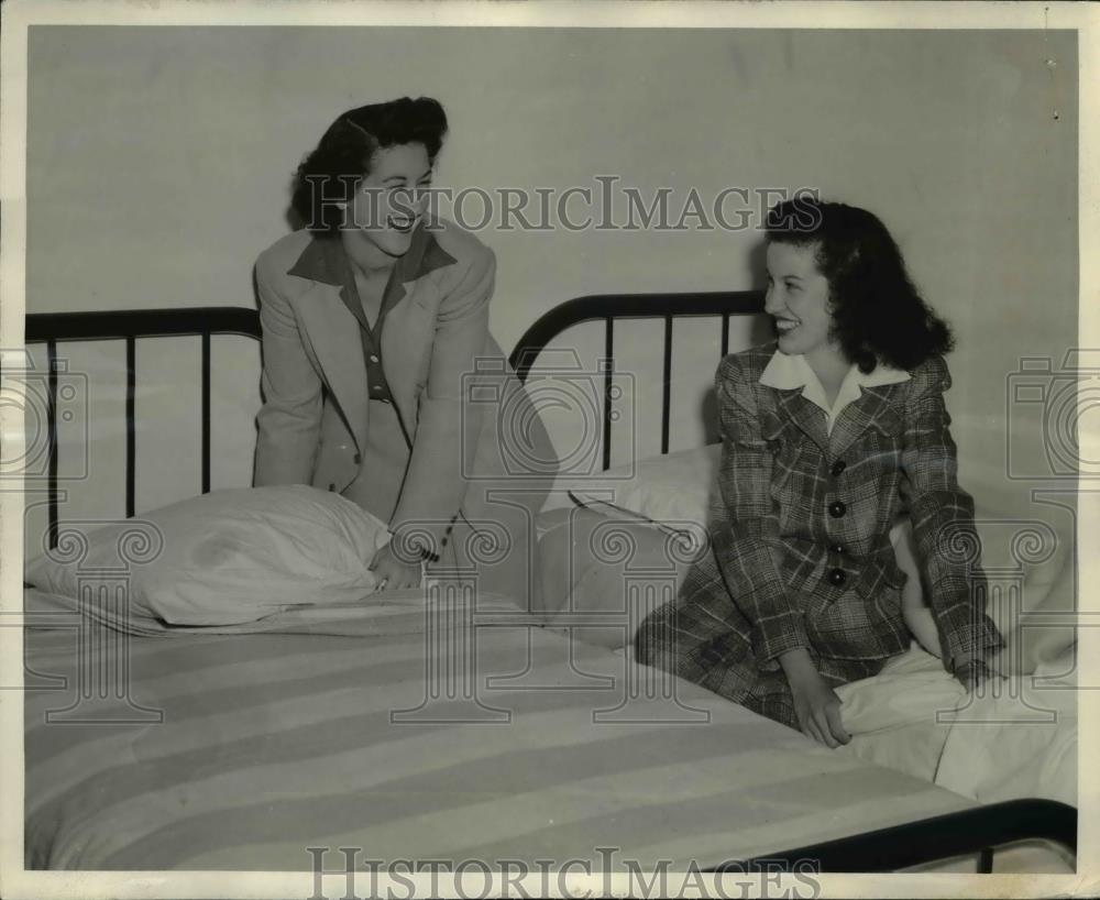 1943 Press Photo Margaret Jane &quot;Peggy&quot; Heath, Same Name Cousin Shurtleff College - Historic Images