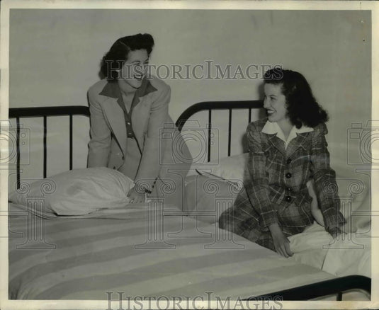 1943 Press Photo Margaret Jane "Peggy" Heath, Same Name Cousin Shurtleff College - Historic Images
