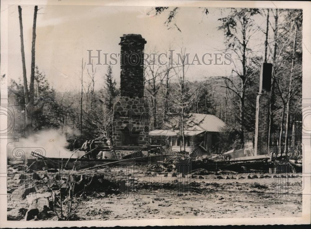 1940 Press Photo Middlefield Conn home of Alden Schlosser burned down - Historic Images