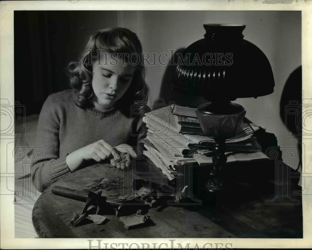 1943 Press Photo The young girl broke her mother&#39;s pottery bank - Historic Images