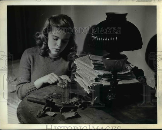 1943 Press Photo The young girl broke her mother's pottery bank - Historic Images