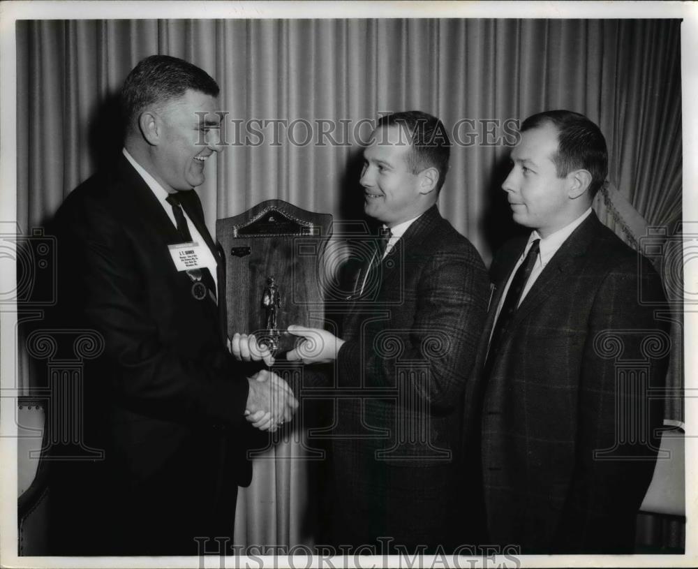 Press Photo Thomas Marks, J.T Skinner Presenting Award and Stephen Marks - Historic Images