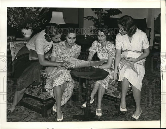 1938 Press Photo Mary Munn with the members of the committee - Historic Images