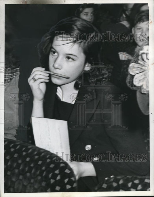 1941 Press Photo Peggy Walzer Member of Young Reviewers New York City - Historic Images