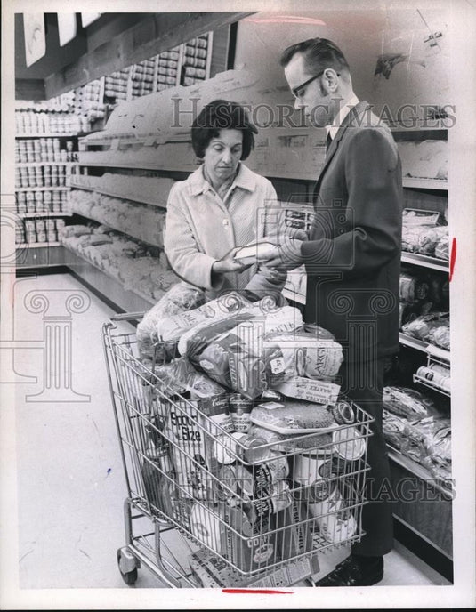 1970 Press Photo Mrs Henry Reichert Ken Hubal Pick N Pay Store Aurora Road Salon - Historic Images