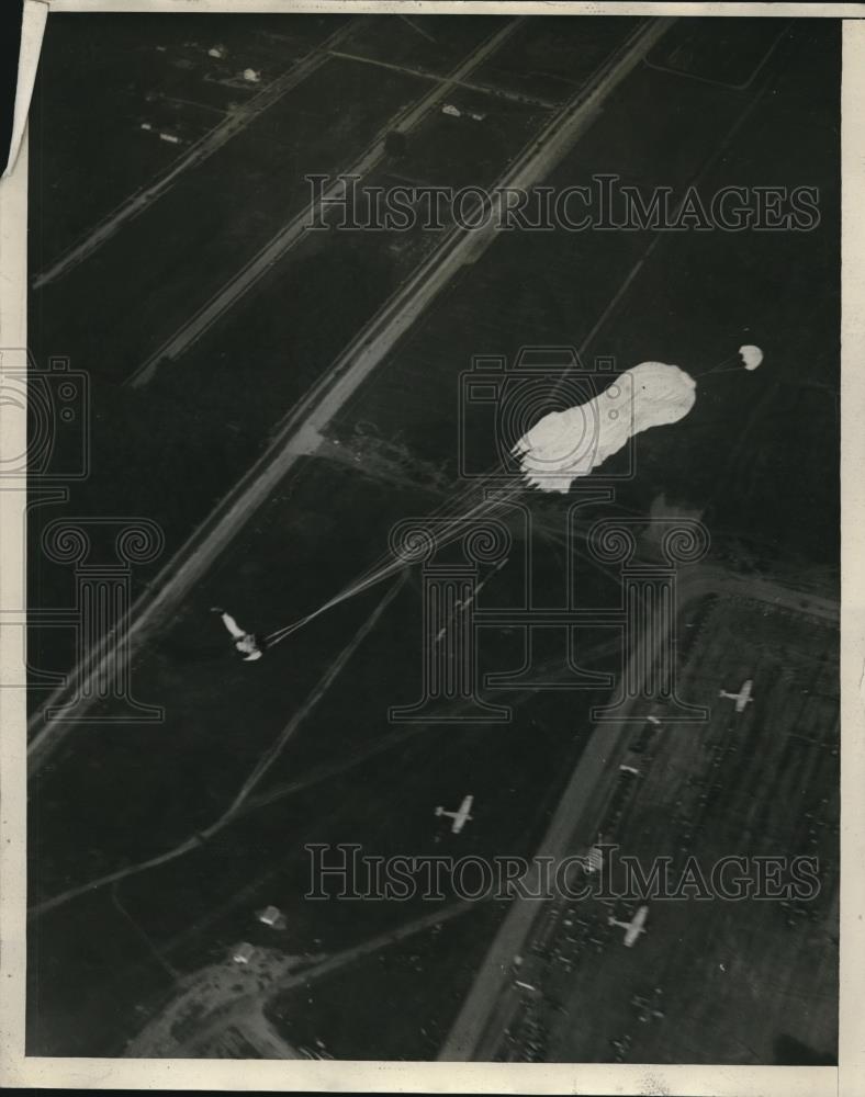 1929 Press Photo Parachute at Parade - Historic Images