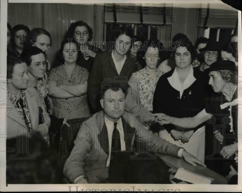 1938 Press Photo Crockett Calif Wives Calling out Sheriff John A. Miller - Historic Images