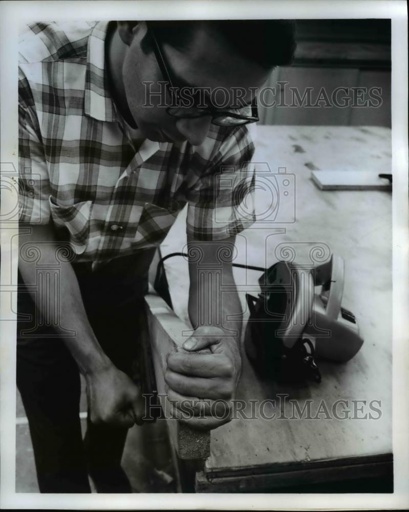 1969 Press Photo Power tools Institute use of clamps to saw wood panels - Historic Images