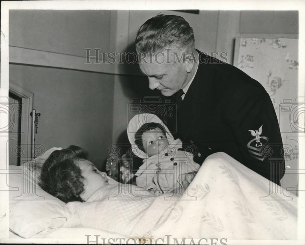 1945 Press Photo Leukemia victim, little Patricia with her father, M.F.Attaway - Historic Images