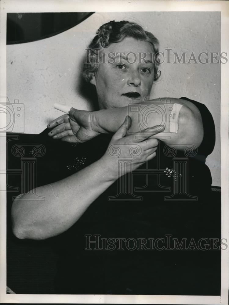 1939 Press Photo Detrouit Mich Mrs Clara Schindler no work no Kiss campaign UAW - Historic Images