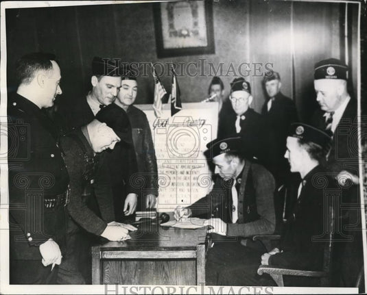 1941 Press Photo Indianapolis Ind American Legion post 331 & Cmdr C Holt - Historic Images