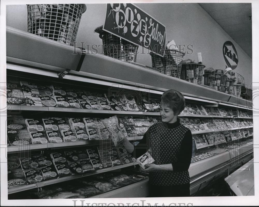 1966 Press Photo Mrs. Joanne Kessler at Frozen Food Section of Pick n Pay - Historic Images