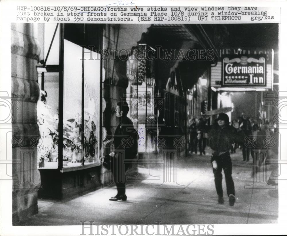 1969 Press Photo Youths break windows of Germania Place storefronts - Historic Images