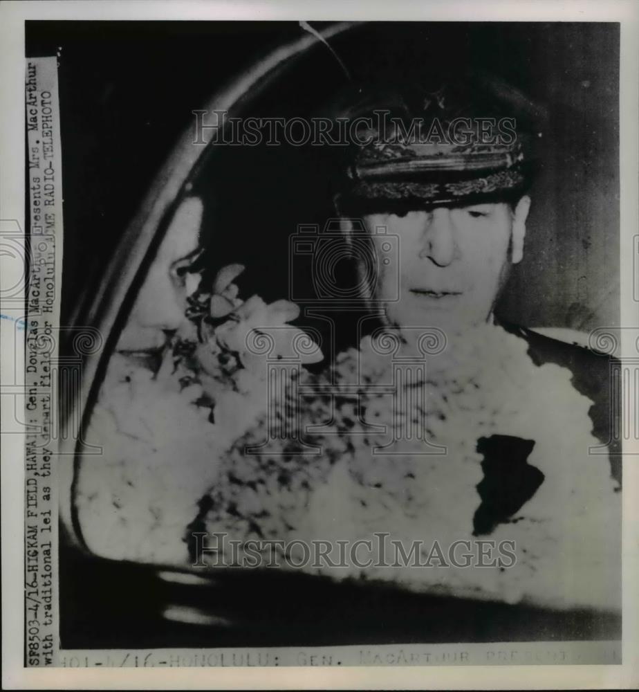 1951 Press Photo Gen. Douglas MacArthur presents Wife with traditional Lei - Historic Images