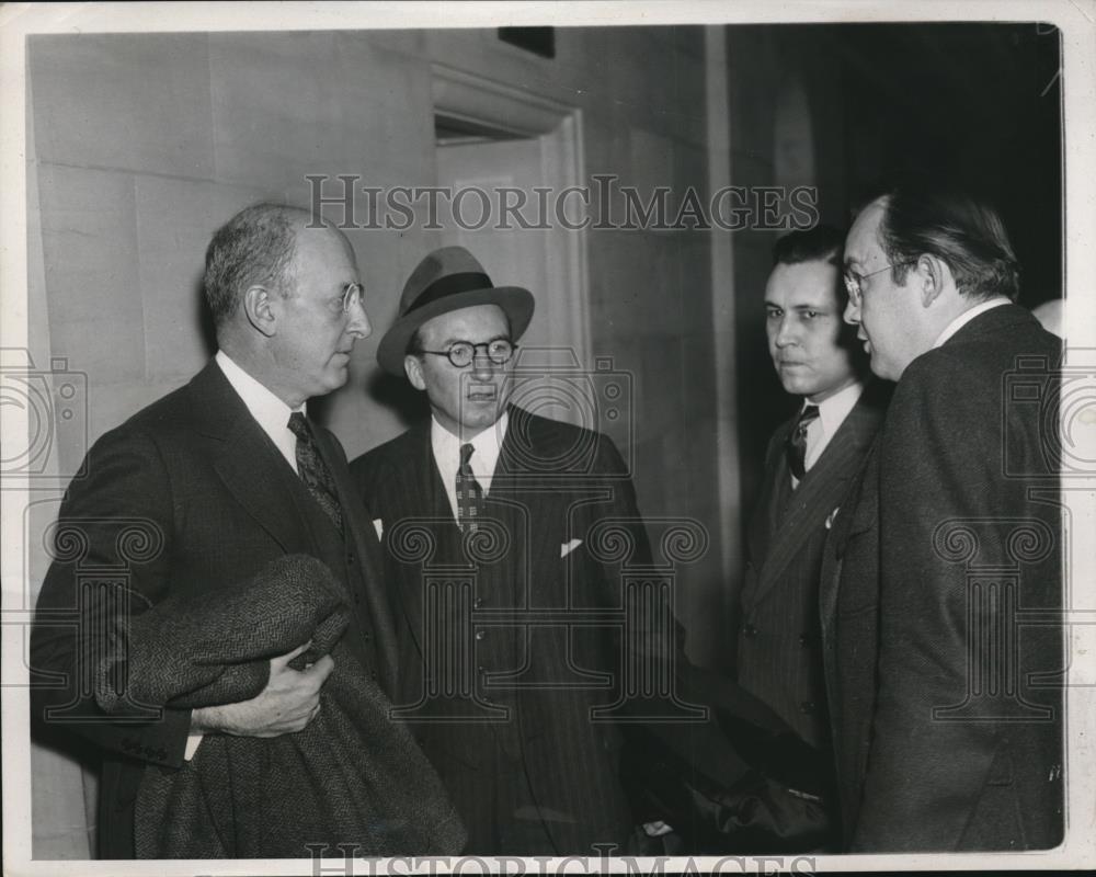 1939 Press Photo Henry Borgenthau and John T. Hanes talk to reporters - Historic Images