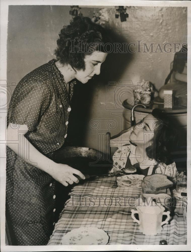 1938 Press Photo Mrs. Andrew Schultz with her daughter Alma - Historic Images