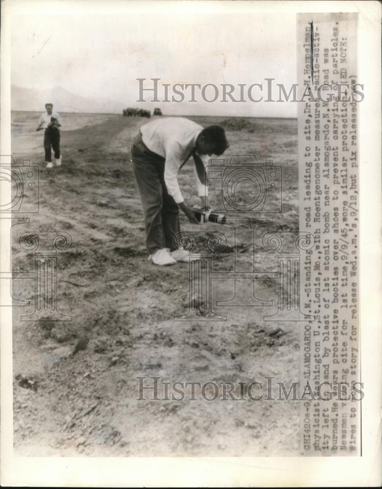 1945 Press Photo Dr, L,H, Hempelman measures radioactivity after atomic blast - Historic Images