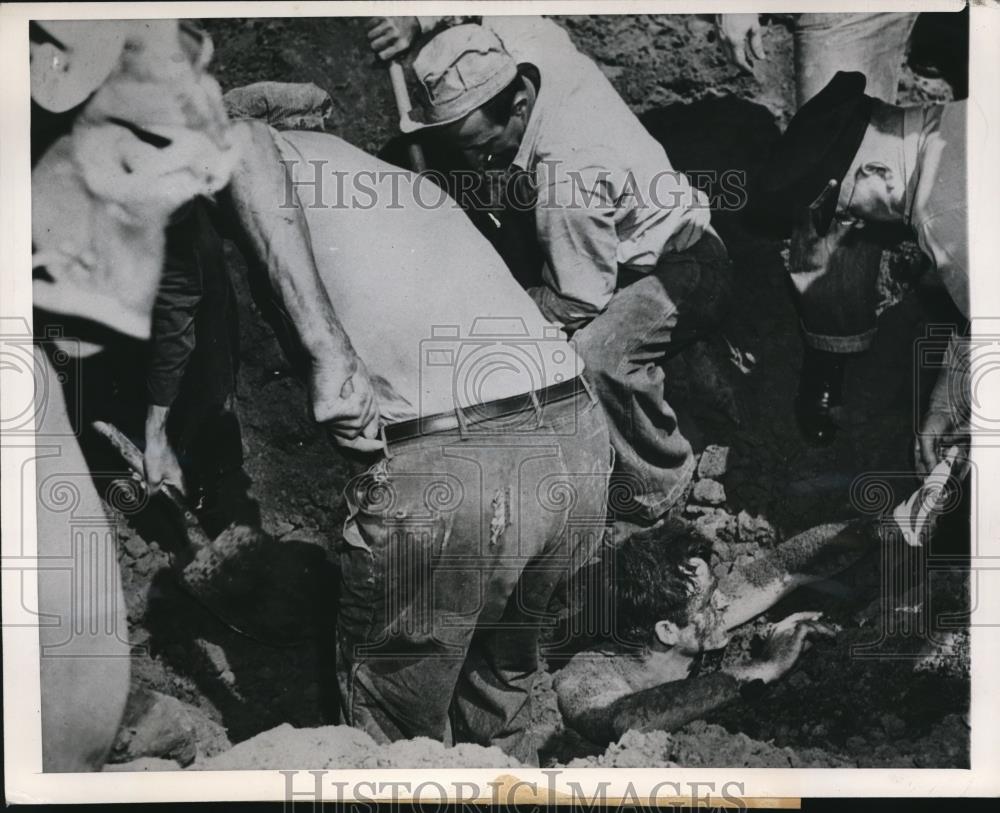 1948 Press Photo The workmen dig to release Donald Cooper - Historic Images